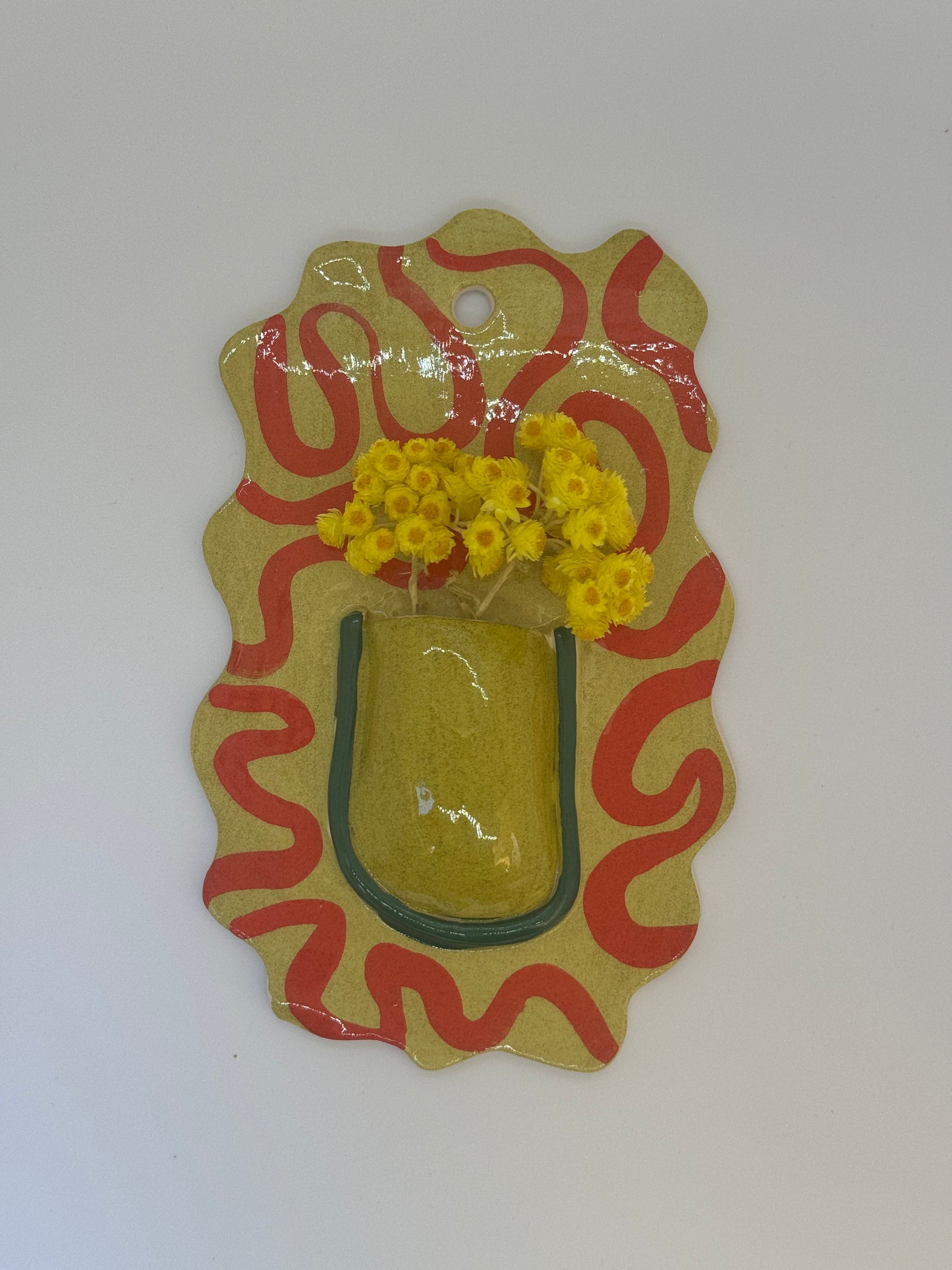 Sarı Kırmızı Desenli Çiçek Seramik Duvar Saksısı