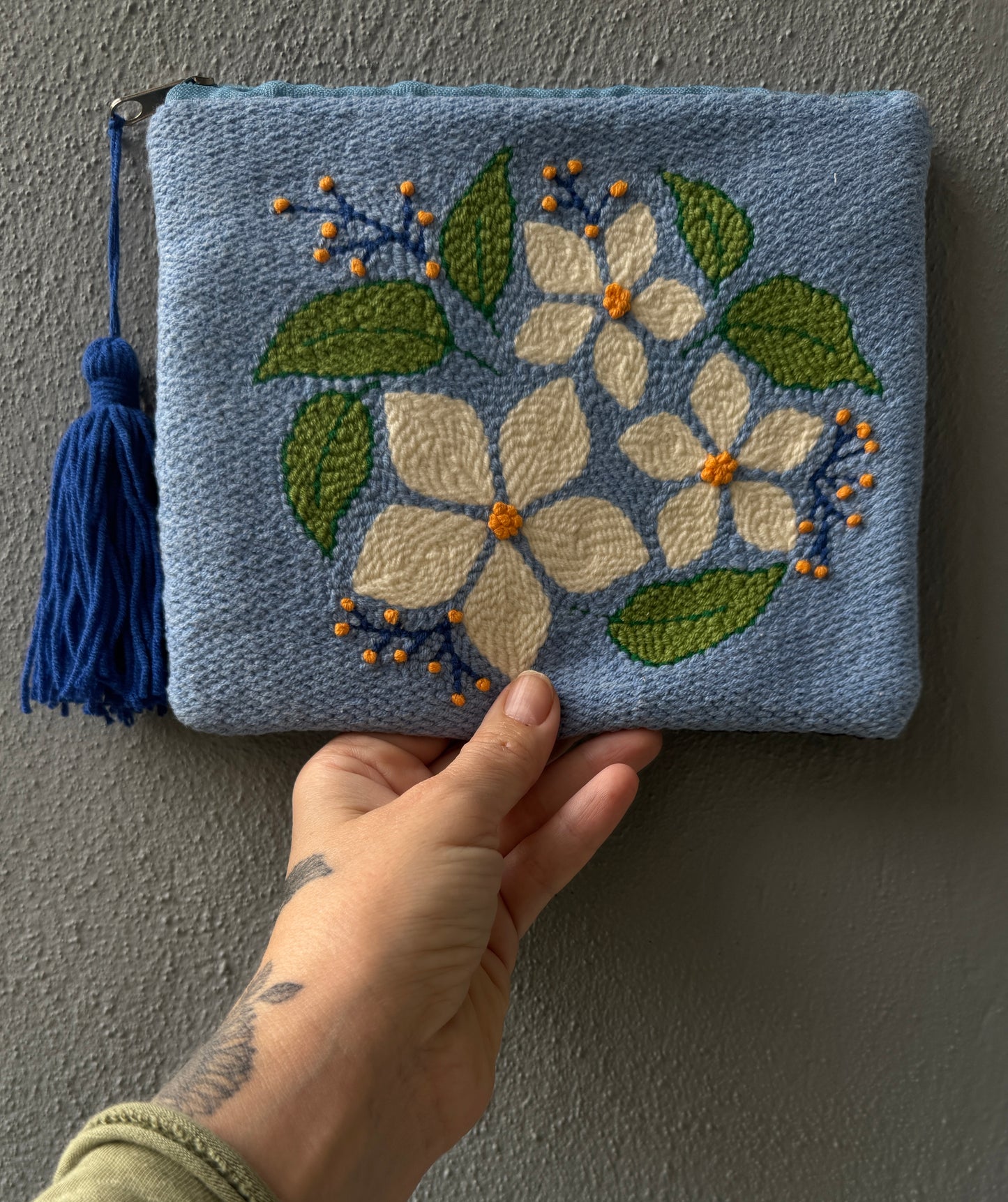 White Flowers Punch Clutch Çanta